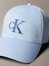 Gorra de algodón celeste con visera curva y cierre posterior ajustable. Cuenta con el logotipo de Calvin Klein Jeans bordado en la parte frontal.