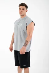 Musculosa negra de algodón, corte oversize, con un pequeño logo estampado en el pecho y un diseño gráfico grande en la espalda.