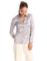 Camisa de satén color verde oliva, con cuello clásico, cierre frontal con botones metálicos y mangas largas con puños abotonados.