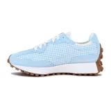 Championes New Balance modelo 327, con diseño de paneles en gamuza celeste y tejido a cuadros vichy en tonos blanco y celeste. Presenta el logo 'N' en blanco en el lateral, entresuela blanca y suela de goma dentada color marrón.