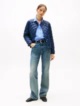 Campera Tommy Hilfiger azul marino con diseño acolchado a rombos, sin cuello y cierre a presión.