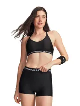 Top deportivo Under Armour Crossback Low de bajo impacto, color negro con tirantes cruzados en la espalda y banda elástica inferior con el logotipo de la marca.