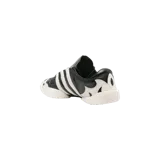 Championes Adidas Y-3 Regu Lace-Up de diseño vanguardista, en color negro y blanco, con detalles de cuero texturizado, las icónicas tres tiras en los laterales y la firma de Yohji Yamamoto.