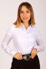 Cinto tipo faja de color negro, confeccionado en material sintético, con una gran hebilla redonda decorada con detalles de strass brillante.