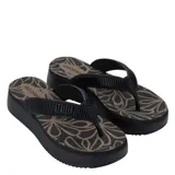 Sandalias de plataforma baja Azaleia modelo Maiara, color negro con diseño estampado de flores en la plantilla y tiras de dedo con textura acanalada.