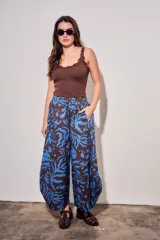 Babucha de algodón peinado con estampado abstracto en tonos marrón y azul, corte holgado y silueta abombada.