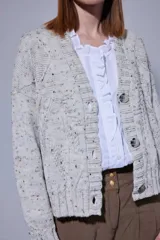 Saco de paño gris de corte recto y largo, con solapas clásicas y forro interior oscuro.