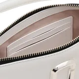 Cartera de hombro tipo baguette, color blanco, con diseño minimalista y cierre metálico frontal con logo de la marca.