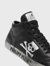 Zapatillas de caña alta Philipp Plein modelo Retrokickz™ color negro con detalles plateados, confeccionadas en cuero. Presentan calavera y huesos cruzados en el lateral, nombre de la marca en la suela y tachas en el talón.