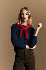 Remera de manga larga con cuello redondo, confeccionada en tejido suave de silueta minimalista y calce fluido.