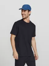 Camiseta marrón de corte recto y mangas cortas.