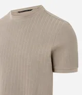 Remera de algodón azul marino, de corte slim, cuello redondo y manga corta, con diseño de textura acanalada.
