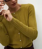 Cardigan de punto canelado color verde oliva, con cuello redondo, manga larga y cierre frontal abotonado.