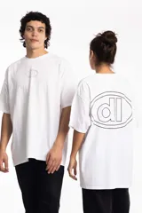 Remera verde militar con efecto gastado, corte oversize y estampado frontal con logo circular en color crudo.