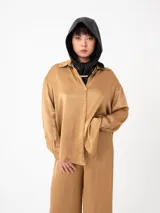 Camisa color caramelo de corte amplio y textura arrugada.