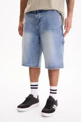 Bermuda de jean de algodón estilo skater oversize, de tiro medio con lavado claro y detalles de costuras pespuntadas.