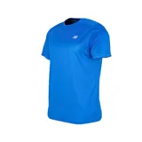 Remera de running azul con logo de New Balance estampado en el pecho. Confeccionada en poliéster ligero con tecnología NB DRYx para controlar la humedad.