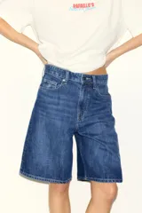 Bermudas de cinco bolsillos en denim de algodón rígido, con diseño de talle alto y cierre de cremallera con botón.