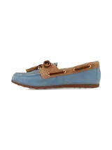 Mocasín estilo náutico confeccionado en cuero y gamuza, en tono celeste y detalles marrón tostado, con cordones de cuero, ojales metálicos dorados y borlas decorativas en el empeine.