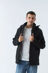 Campera negra para hombre con capucha ajustable y bolsillos con botones.