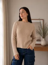 Sweater de tejido de punto acanalado en color beige, con cuello redondo y mangas largas estilo raglán.