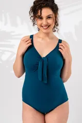 Malla entera azul petróleo con escote en V y nudo decorativo en el centro del busto. Confeccionada con tejido de lycra Xtra Life, que ofrece gran contención y cobertura del busto. Incluye bolsillo interno para colocar copa removible o prótesis externa.