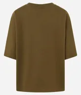 Remera oversize blanca de manga corta, con cuello redondo y diseño holgado, confeccionada en mezcla de algodón y poliéster.