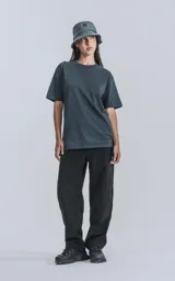 Remera de manga corta y cuello redondo en color gris carbón, confeccionada en algodón premium. Presenta un calce regular con un detalle de recorte en la espalda y un diseño minimalista ideal para uso diario.