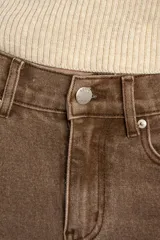 Pantalón de jean estilo flare con efecto lavado, tiro alto y corte al cuerpo que se ensancha en la parte inferior. Posee bolsillos delanteros y traseros, con terminación deshilachada en el bajo.