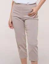 Pantalón capri estilo sastrero de tiro alto, color celeste, con cintura ancha elastizada sin cierres, bolsillos funcionales en el frente y bolsillos simulados en la parte posterior.
