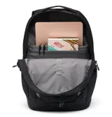 Mochila Columbia Atlas Explorer II 26, color negro, con capacidad de 26 litros. Cuenta con dos compartimentos principales, funda acolchada para tablet y laptop de hasta 15 pulgadas, bolsillo frontal, dos bolsillos para botellas de agua y bolsillo externo con cremallera. Las correas de hombro son acolchadas y contorneadas, e incluye correa de esternón ajustable y asa de transporte superior acolchada. Los tiradores de cremallera son reflectantes.