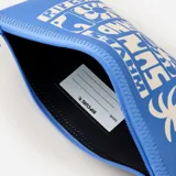 Cartuchera celeste de poliéster con cierre superior y estampado de palmera, flores, olas y texto "Rip Curl".