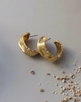 Aros tipo argollas de diseño artesanal con acabado texturizado y forma irregular. Fabricados en bronce y alpaca, con pernos y cierres de plata 925.