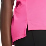 Remera deportiva New Balance de manga corta, color rosa vibrante, con cuello redondo y logo reflectante en el pecho.