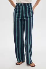 Pantalón jean de tiro alto y corte ancho, con diseño de rayas verticales en tonos azul, verde y marrón.