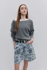 Sweater de punto color tostado, de calce relajado, con escote asimétrico decorado con ojalillos metálicos y mangas largas.