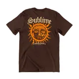 Remera de algodón color marrón con estampa gráfica en la espalda que presenta el sol característico de la banda Sublime y la inscripción Long Beach, Ca.