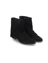Bota de gamuza color negro, estilo western de caña media con terminación en punta y flecos en cascada. Cuenta con taco cuadrado y cierre en el lateral interior.
