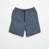 Pack de dos shorts de pijama para hombre, de corte recto, con cintura elástica y cordón ajustable. Uno de los shorts es de diseño a cuadros grandes en tonos azul marino y blanco, y el otro presenta un estampado de vichy en azul y blanco. Ambos cuentan con bolsillos laterales.
