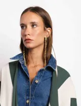 Aros colgantes largos con diseño de cadena fina recubierta de strass y base metálica rectangular.