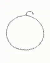 Collar de cadena formado por esferas metálicas continuas, con cierre de mosquetón y cadena de extensión con dije pequeño grabado.
