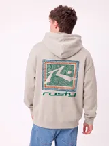 Canguro con capucha de felpa francesa, color beige, con gran estampado en la espalda de la marca Rusty en tonos verdes y naranjas con diseño tribal.