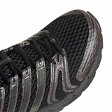 Championes adidas Adistar Control 5 de inspiración retro, con exterior de malla abierta y superposiciones de material sintético. Incorpora tecnologías TORSION, FORMOTION y ADIPRENE+ para mayor estabilidad y comodidad.