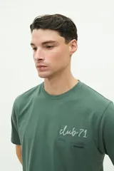 Remera negra de manga corta con cuello redondo y estampado frontal con la leyenda "club 71" y texto en tipografía sans-serif.