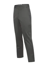 Pantalón chino para hombre de color gris oscuro, confeccionado con algodón y tecnología elástica para mayor movilidad. Presenta corte ajustado, bolsillos laterales y traseros, y cierre frontal con botón y cremallera.
