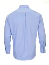 Camisa de manga larga Rockford en color celeste, con cuello abotonado, bolsillo frontal con logo bordado y puños con doble botón. Confeccionada con tecnología repelente a líquidos y acabado de fácil cuidado.