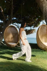 Top strapless color crudo, confeccionado en lino y rayón, con espalda semi descubierta y elásticos en el escote de la espalda.