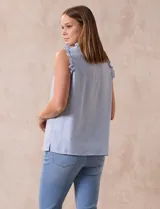 Blusa sin mangas color beige con rayas verticales finas, cuello redondo fruncido con escote en V y lazo con borlas.