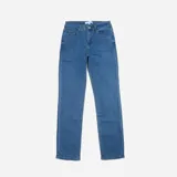 Pantalón de jean skinny de tiro medio, color azul, con bolsillos clásicos y cierre frontal con botón y cremallera.