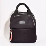 Mochila negra de tela con cierre plateado y asa superior. Incluye un charm colgante de cordones rosa y blanco.